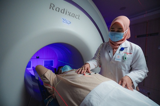 SJMC RadiXact TomoTherapy with Synchrony  radiation therapy